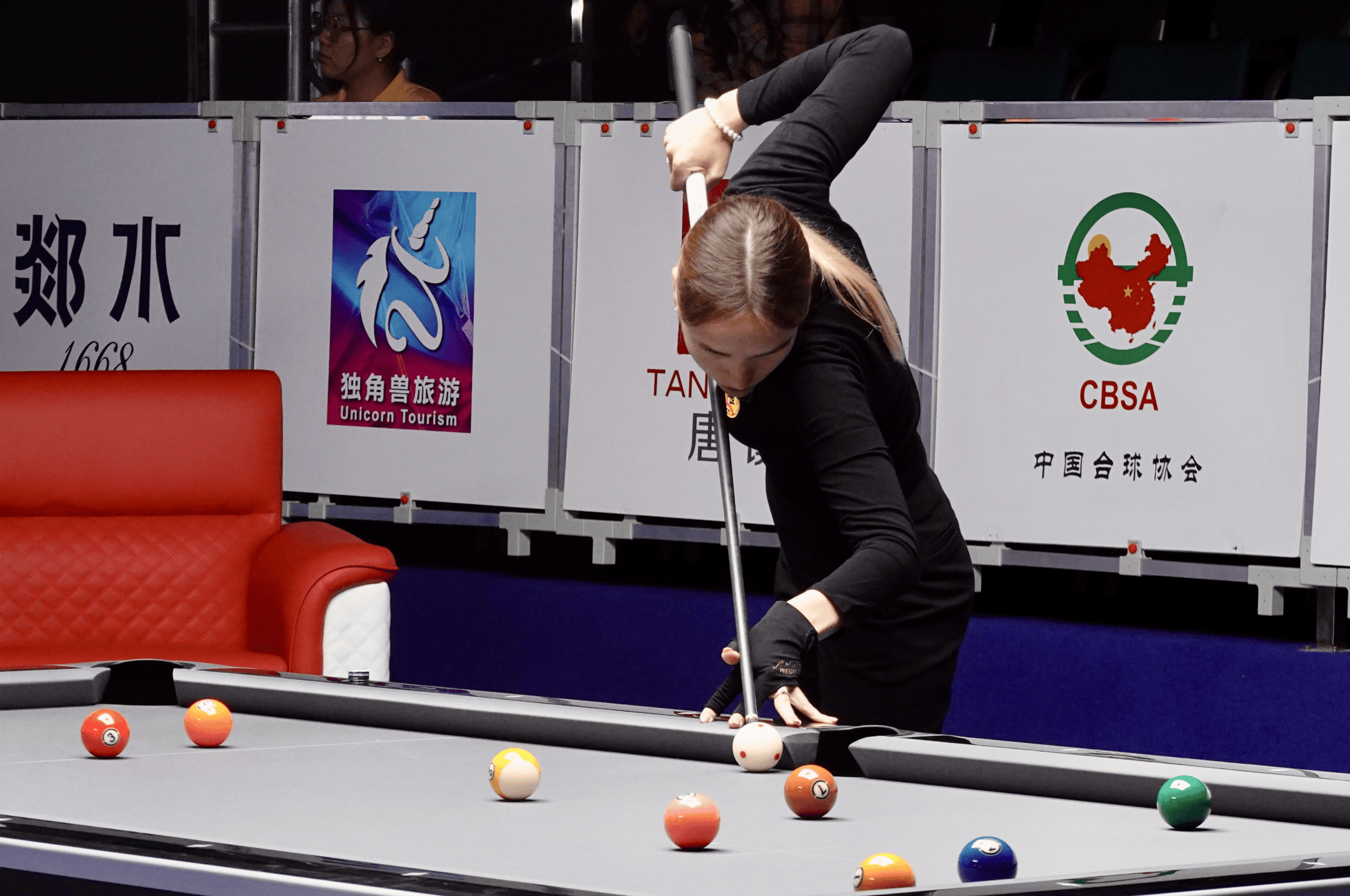 台球比赛现场：紧张激烈的对决的简单介绍