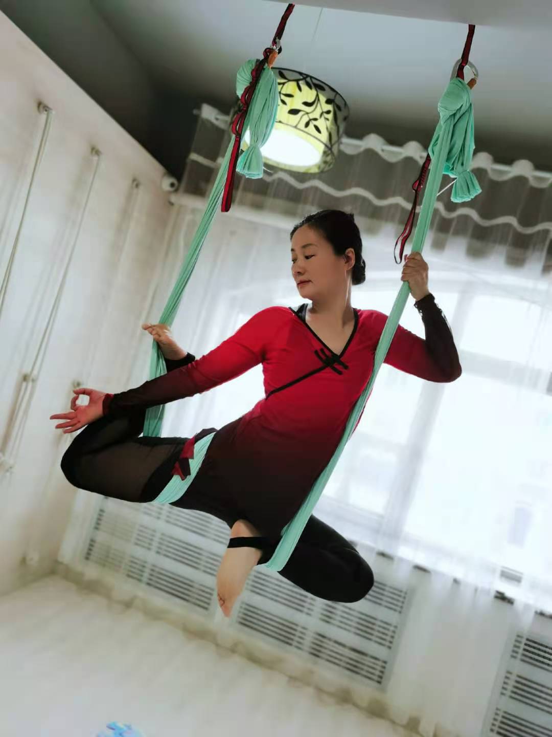 华体会app安装-包含空中云端瑜伽，现代运动与养生新潮流的词条